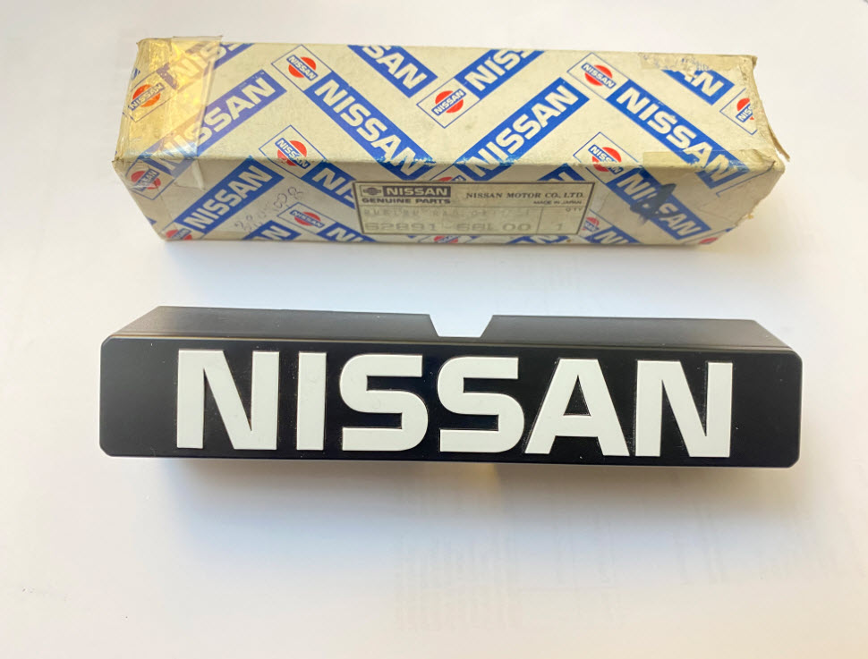 Nissan Laurel C32 grille emblem 62891 66L00